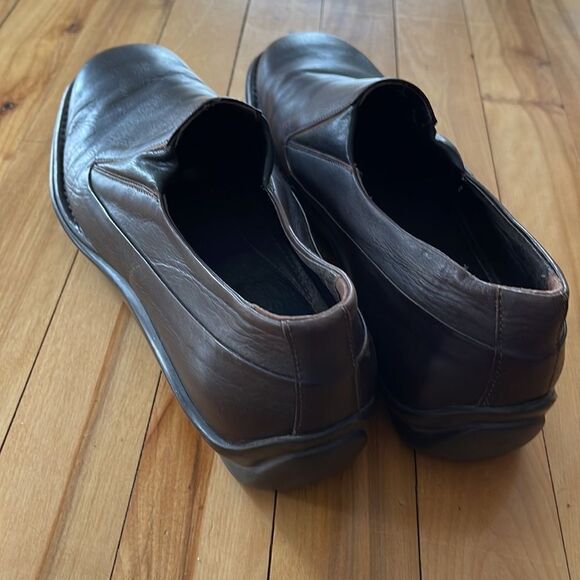 Bacco Bucci dark brown leather driving shoe. Forefoot V insets. Slip on. 9.5